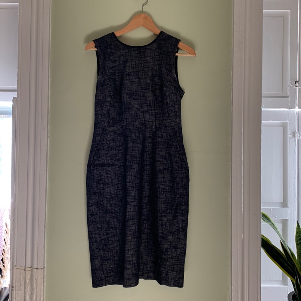 Blue tweed sleeveless Elie Tahari shift dress.